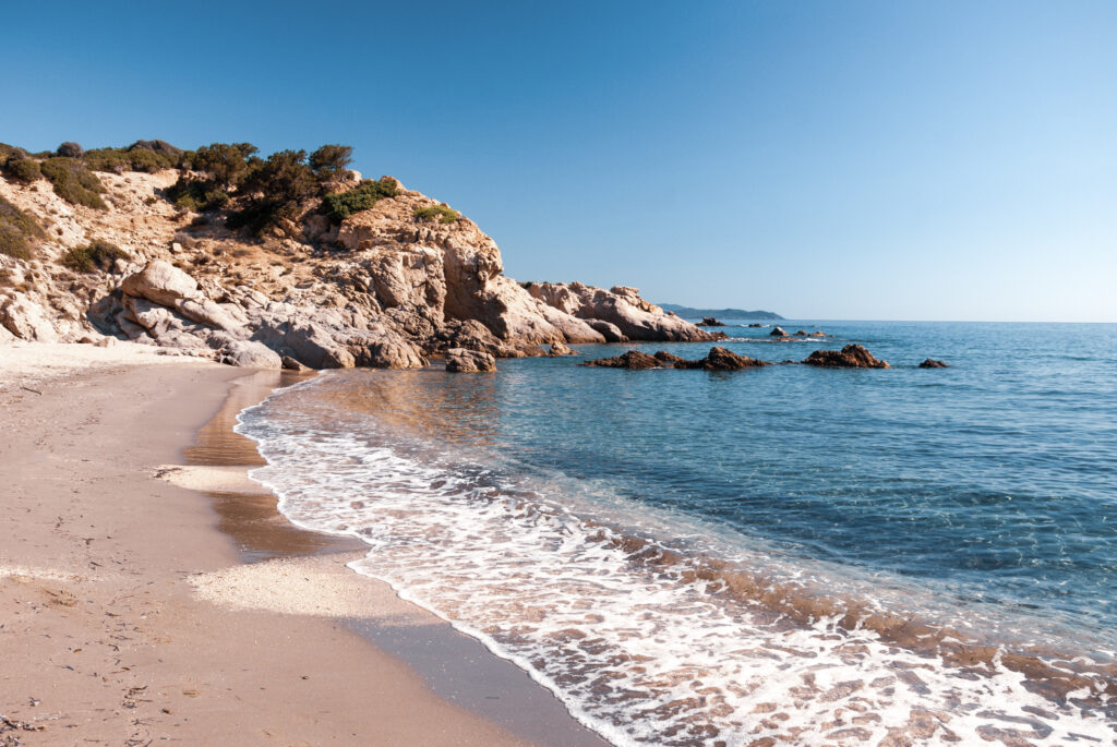 Cala Sa Figu mit ruhigem Wasser, Sandstrand und felsiger Küste