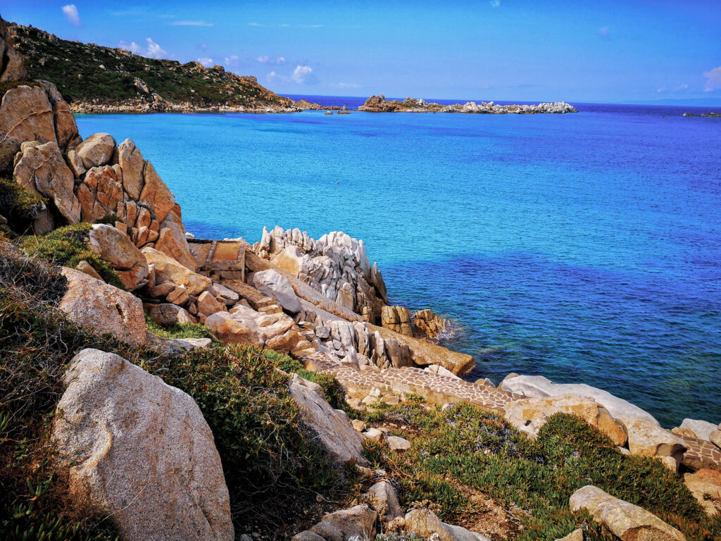 Sardinien im Juli mit türkisblauem Meer, Granitfelsen und sommerlicher Küstenlandschaft