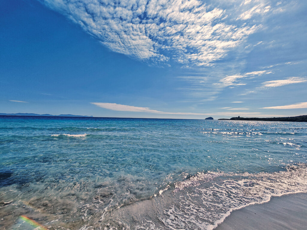 Glitzerndes Meer auf Sardinien an einem sommerlichen Julitag