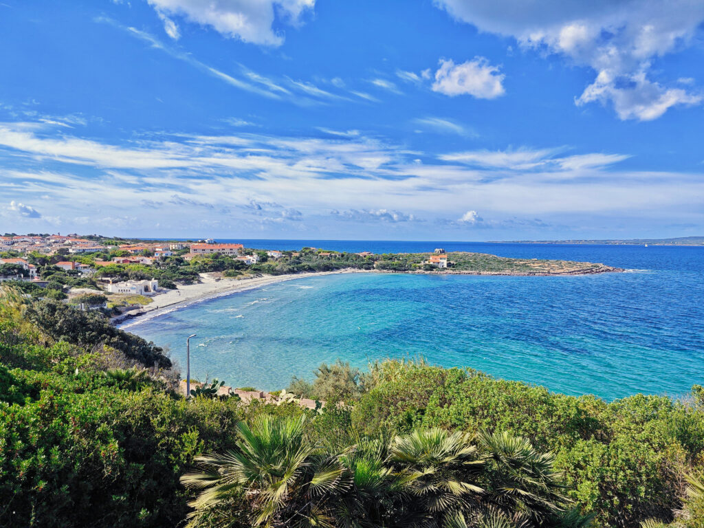 Sommerwetter auf Sardinien im Juli mit blauem Himmel, Küste und Meer