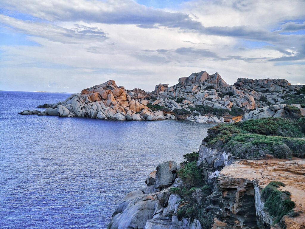 Granitfelsen und Küstenlandschaft im Nordosten Sardiniens