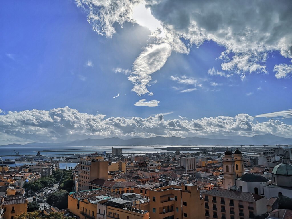 Blick über Cagliari und das Meer im Süden Sardiniens