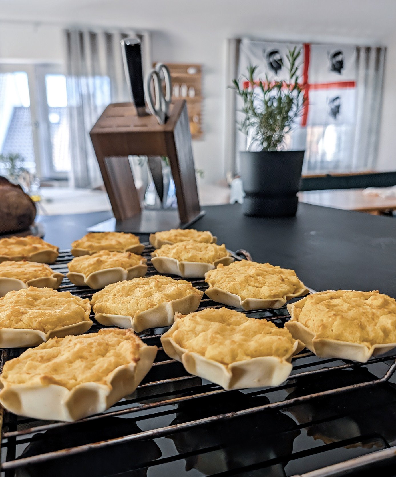 Goldgelbe sardische Ricottatörtchen mit Safran und gefaltetem Teigrand, frisch aus dem Ofen